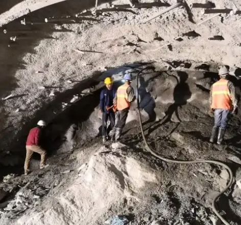 田东隧道拱顶带模注浆料，微膨胀注浆料的特点及施工工艺